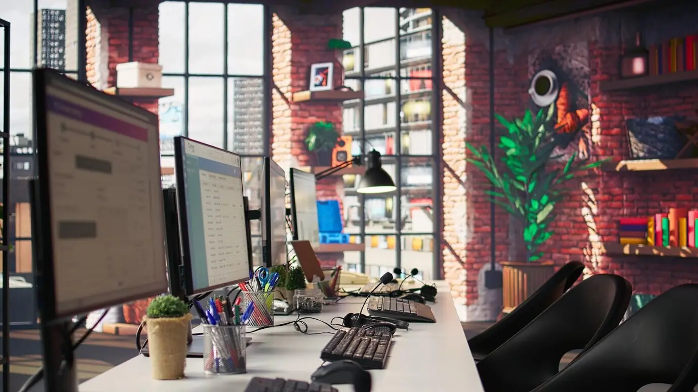 Kopfhörer mit Mikrofon auf dem Schreibtisch im Callcenter.