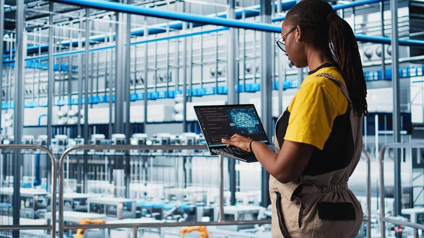 Ingenieur für Industrieanlagen in der Industrie 4.0, der mithilfe von KI automatisierte Maschinen steuert.