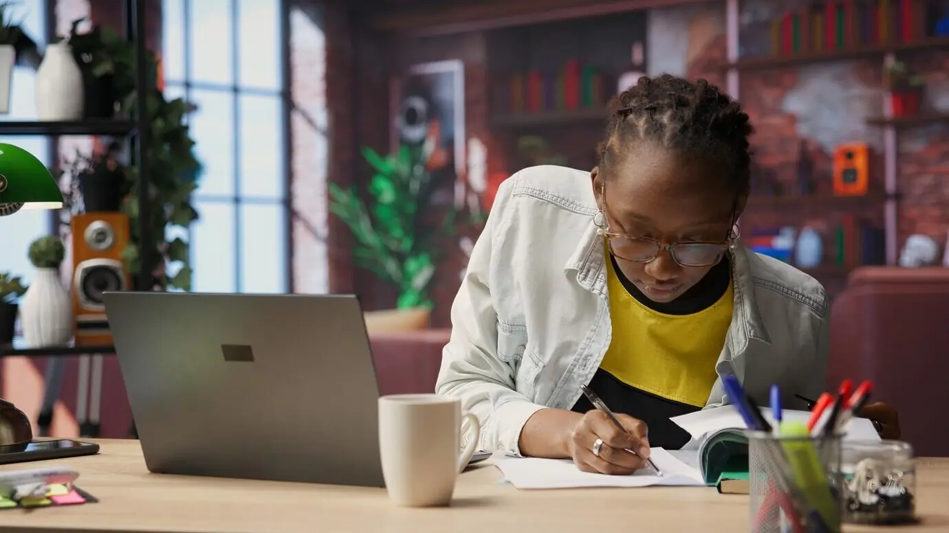 Von zu Hause aus arbeitender Buchhalter, der Rechnungen prüft und Daten auf dem Laptop eingibt.
